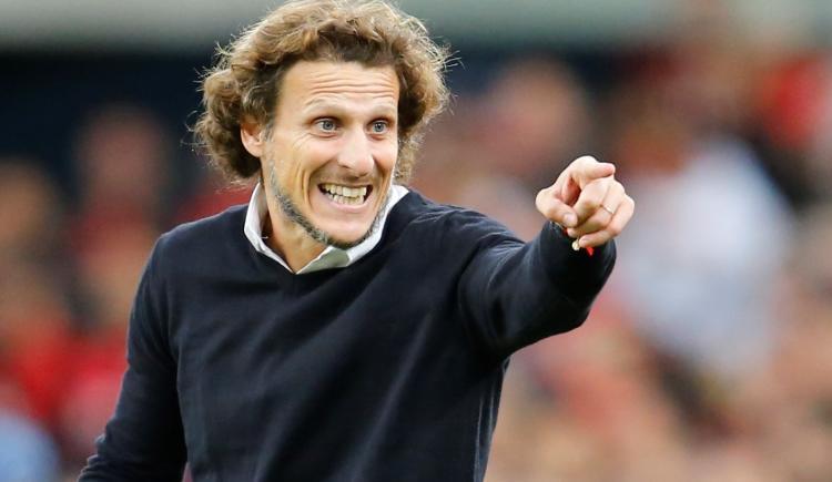 Imagen de Diego Forlán, rendido a los pies de la Selección de Uruguay de Bielsa