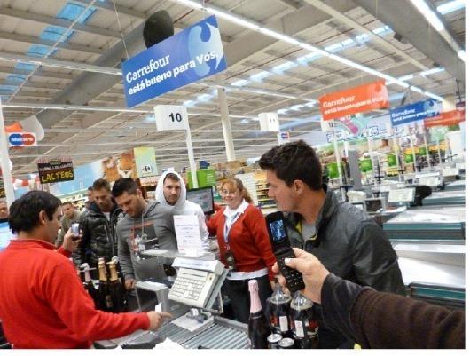 Imagen de De "ladrón" a la ovación: el día que Lionel Messi revolucionó Gualeguaychú y gastó 842 pesos en un supermercado