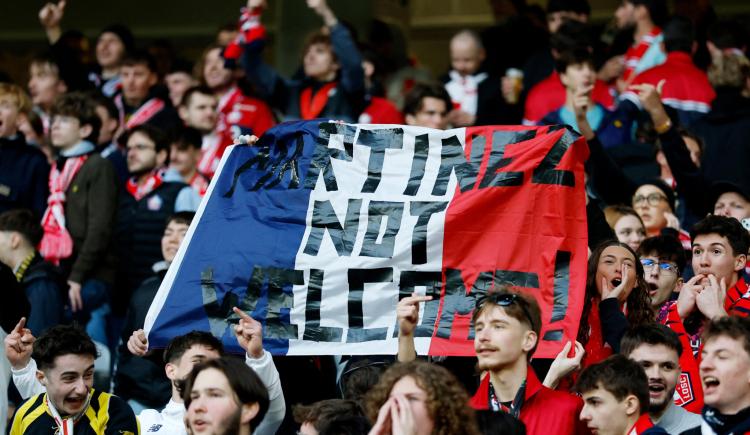 Imagen de Bandera y silbidos: hostil recibimiento y triunfo de Dibu Martínez en Francia