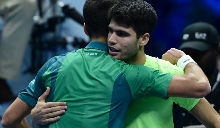 Imagen de Djokovic aplastó a Alcaraz y se metió en la final del Torneo de Maestros