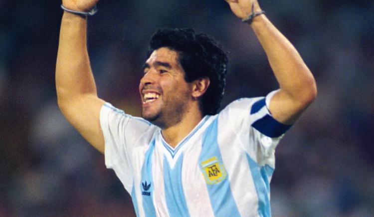 Imagen de El emotivo homenaje de FIFA a Maradona por el día del futbolista