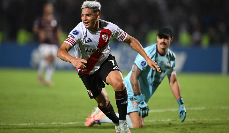 Imagen de River derrotó a Carabobo en el último suspiro y se quedó con un partido de locos