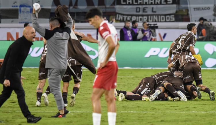 Imagen de La emoción de Favio Orsi en medio de los festejos de Platense