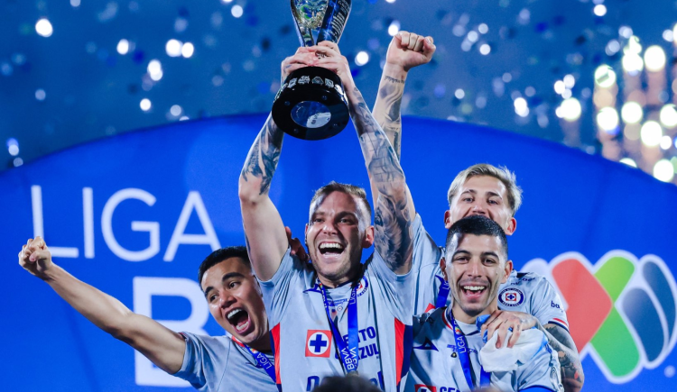 Imagen de Cruz Azul, campeón con un gol argentino agónico que definió el título