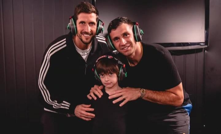 Imagen de Dibu Martínez y el hijo de Rodrigo Rey, protagonistas de una campaña inclusiva de Independiente