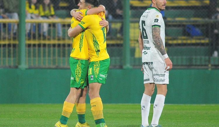 Imagen de Defensa y Justicia goleó a Sarmiento y se metió en zona de Libertadores