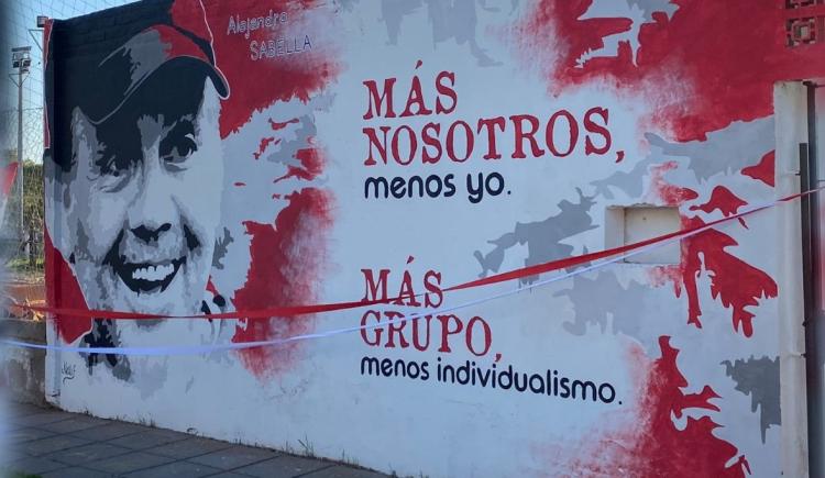 Imagen de CON UN MURAL HOMENAJEARON A ALEJANDRO SABELLA EN TANDIL