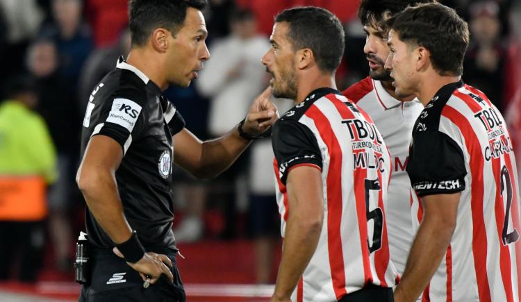 Imagen de Polémica en Parque Patricios: el VAR explicó por qué no fue penal para Huracán ante Barracas