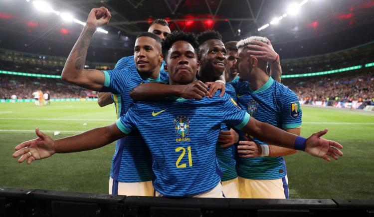 Imagen de Con la camiseta: Brasil venció a Inglaterra en Wembley