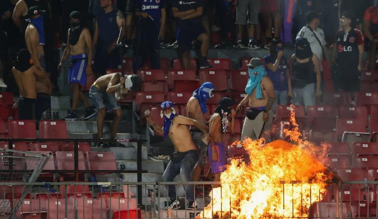 Imagen de Violencia sin fin en Chile: la barra de la U quiso invadir la cancha y quemó un sector del estadio