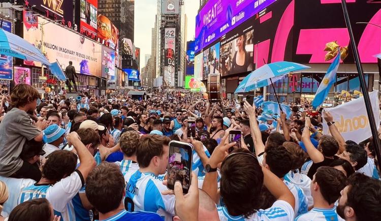 Imagen de Times Square, nuevamente pintado de celeste y blanco