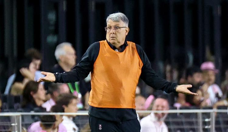 Imagen de Tata Martino, autocrítico: "Tuve una mala lectura del partido con la línea de 5 de entrada"