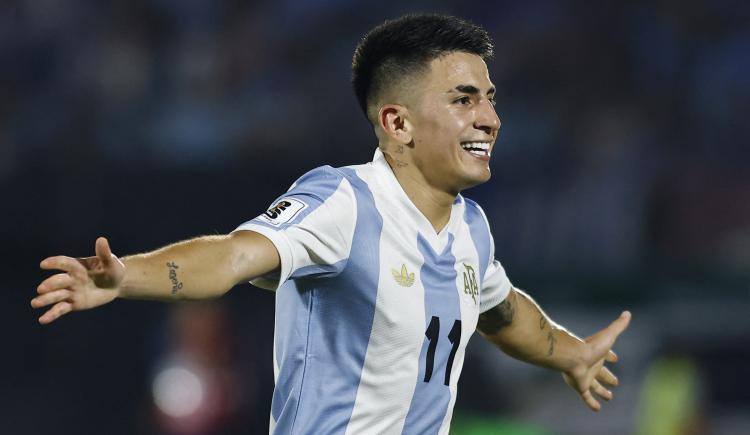 Imagen de Con un golazo de Almada, Argentina le ganó a Uruguay y quedó a un paso del Mundial