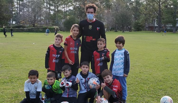 Imagen de EDUARDO DOMÍNGUEZ Y UNA CLASE INFORMAL DE FÚTBOL