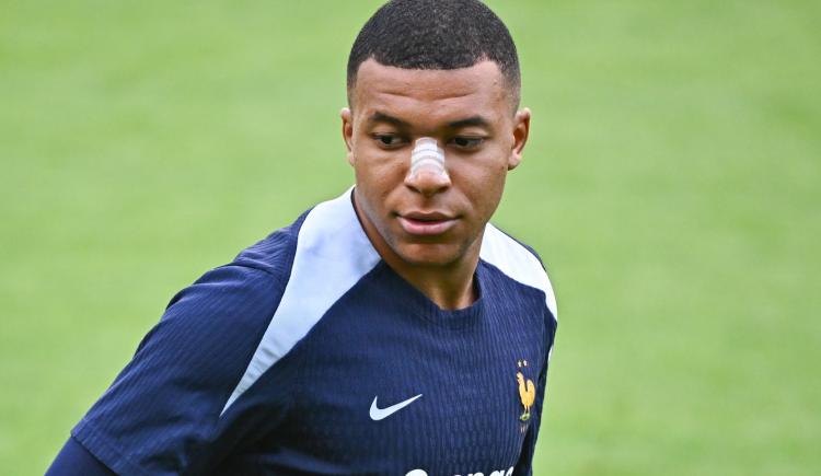 Imagen de Reapareció Mbappé tras romperse la nariz: cómo está y cuándo volvería a jugar