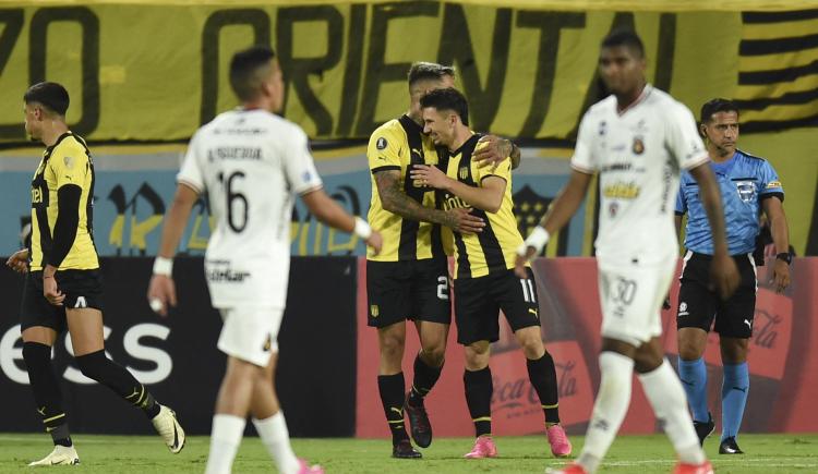 Imagen de Le tiró la camiseta: Peñarol aplastó a Caracas