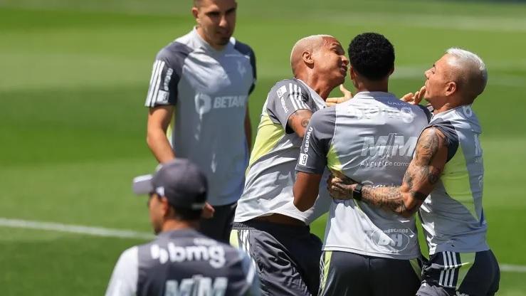 Imagen de El tenso cruce entre Deyverson y Eduardo Vargas en el entrenamiento de Atlético Mineiro