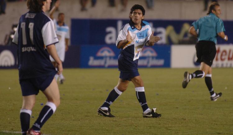 Imagen de A 20 años de la primera vez que Maradona y Messi jugaron juntos