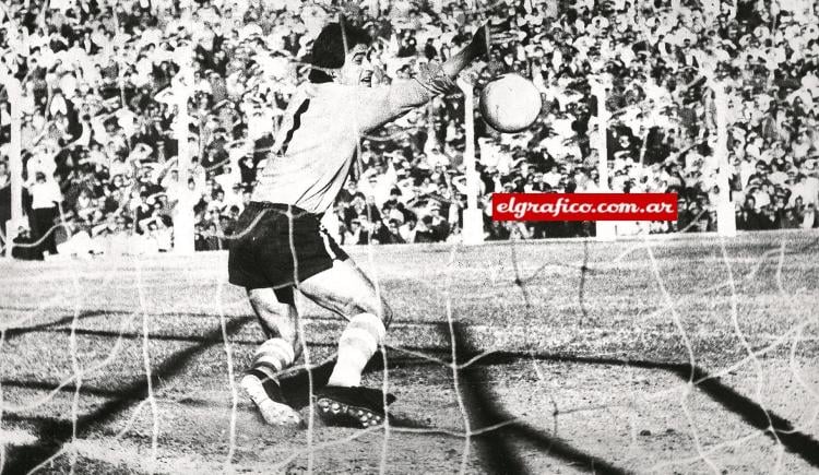 Imagen de 1971. Sí, el Chango Cárdenas atajó un penal