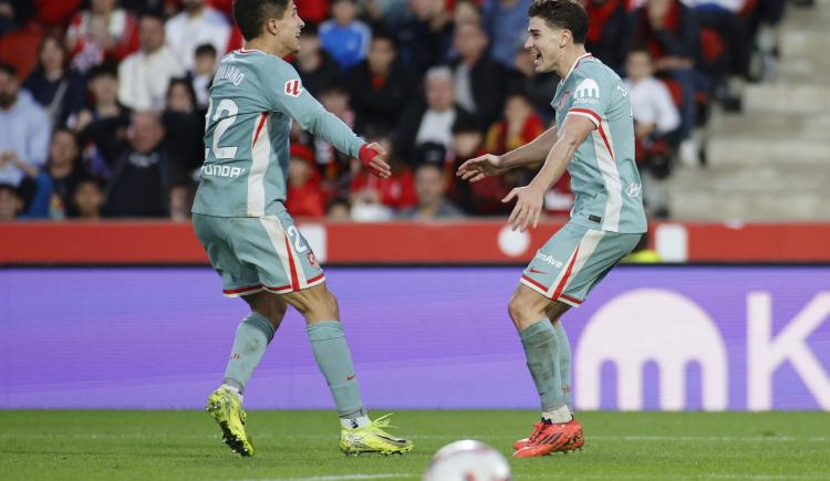 Imagen de Sociedad argentina: jugada de Giuliano Simeone y festejo de Julián Álvarez para el triunfo de Atlético de Madrid