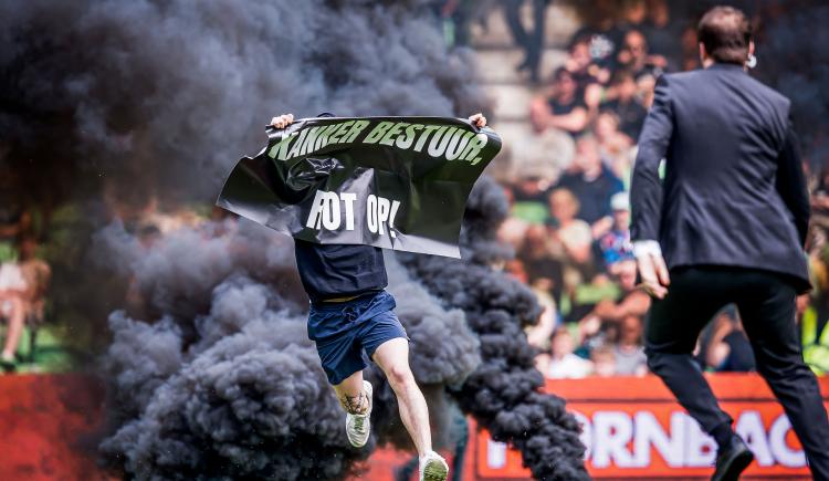 Imagen de Locura en Países Bajos: lanzamiento de bengalas, invasión y suspensión
