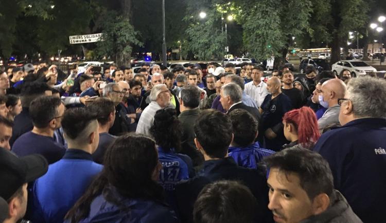 Imagen de Clima caliente en Vélez: tensión y charla con los directivos