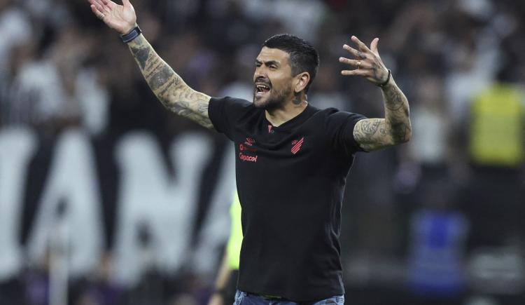 Imagen de Del cielo al infierno: el Paranaense de Lucho González descendió dos años después de jugar la final de la Libertadores