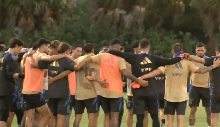 Imagen de El homenaje de la Selección Argentina a Miguel Russo en pleno entrenamiento