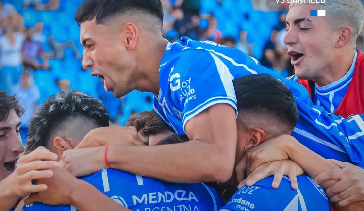 Imagen de Godoy Cruz aplastó a Banfield y sacó boletos a la Sudamericana