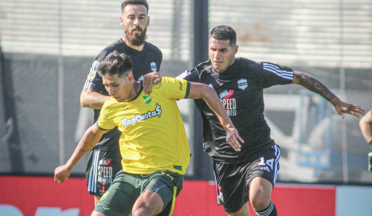 Imagen de Riestra y Defensa y Justicia ahogaron sus penas en el VAR