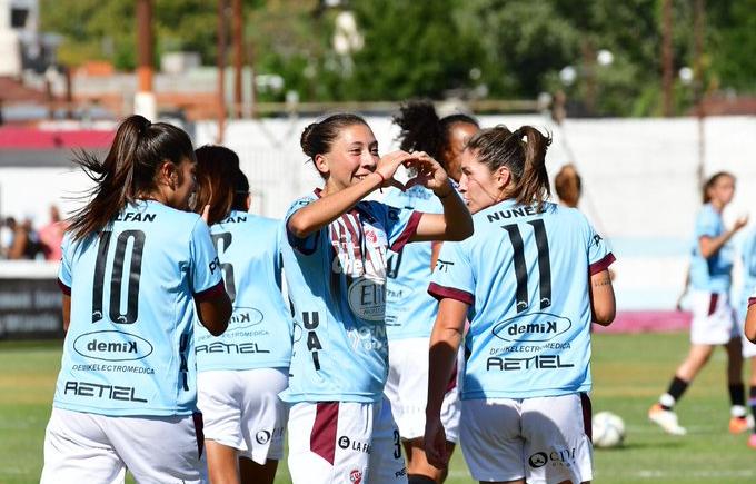 Imagen de UAI Urquiza goleó a Defensores de Belgrano y lidera el Fútbol Femenino