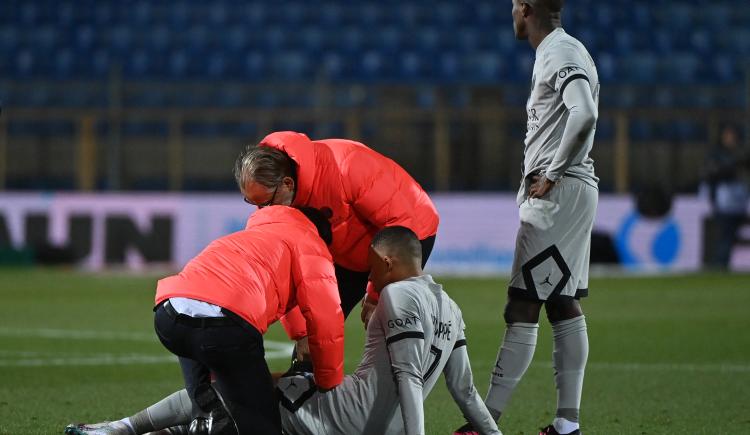 Imagen de Kylian Mbappé y un partido para el olvido: penal atajado, gol errado imposible y lesión