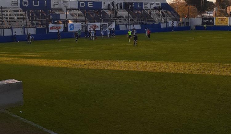 Imagen de PRIMERA B: VICTORIA Y PUNTA PARA DEPORTIVO MERLO