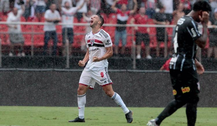 Imagen de Denunciaron a Jonathan Calleri por agredir a un hincha de Palmeiras