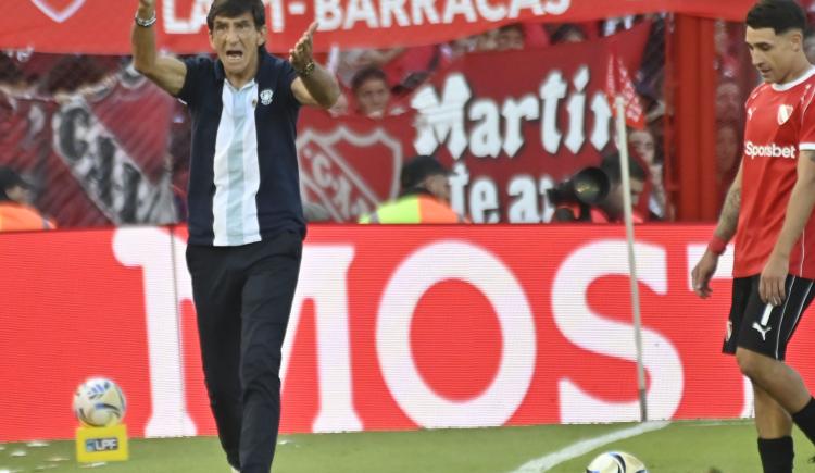 Imagen de Gustavo Costas lamentó la caída de Racing en el clásico y bancó a Maravilla Martínez