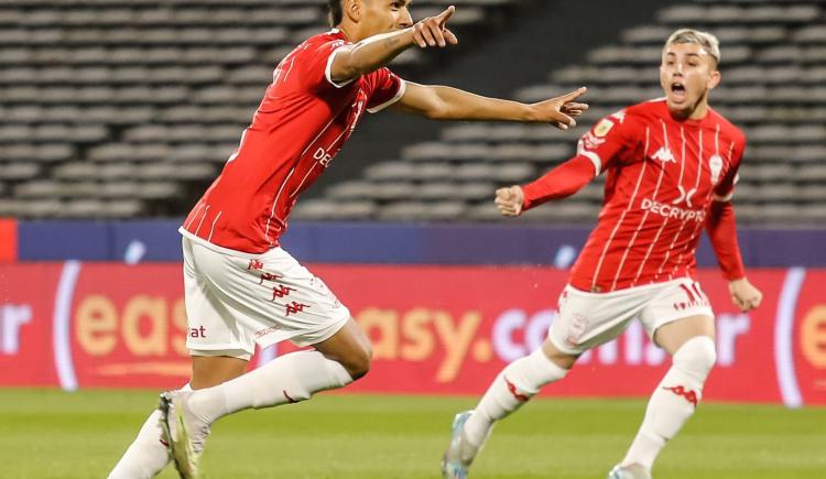 Imagen de En un show de goles, Huracán dio el golpe y eliminó a Racing