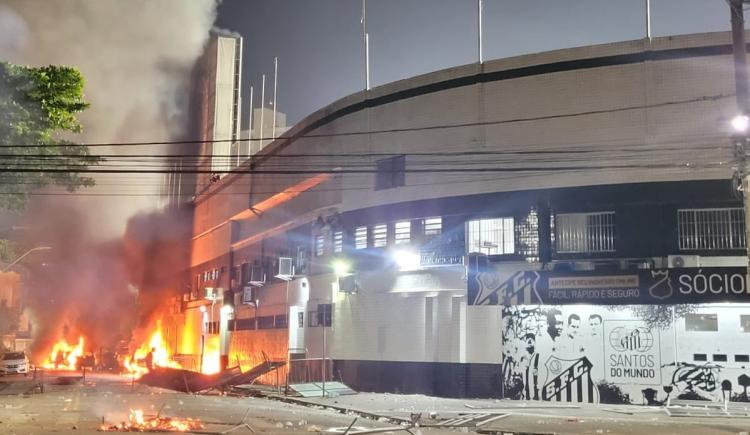 Imagen de Noche de furia en Vila Belmiro tras el descenso de Santos
