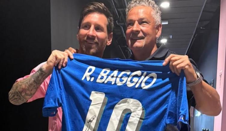 Imagen de Roberto Baggio reveló la increíble reacción de Messi al regalarle su camiseta del Mundial '94