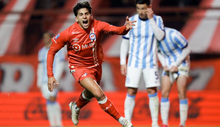 Imagen de Argentinos se hizo fuerte ante Racing en La Paternal y suma puntaje ideal
