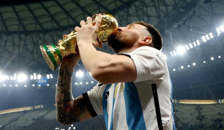 Imagen de La Copa del Mundo que besó Messi será exhibida