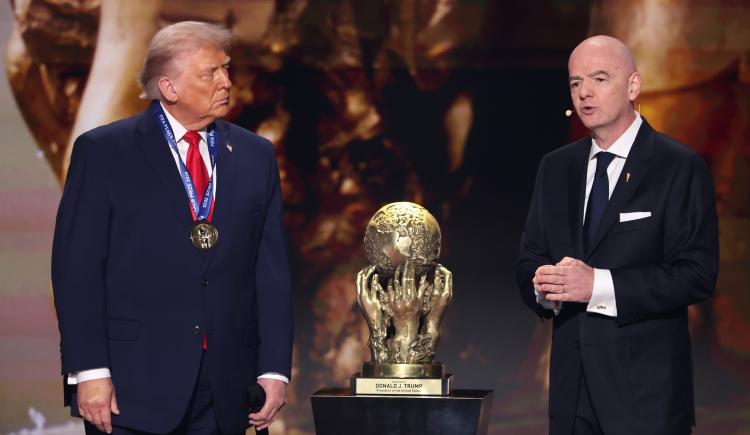 Imagen de El premio que recibió Donald Trump durante el sorteo del Mundial 2026