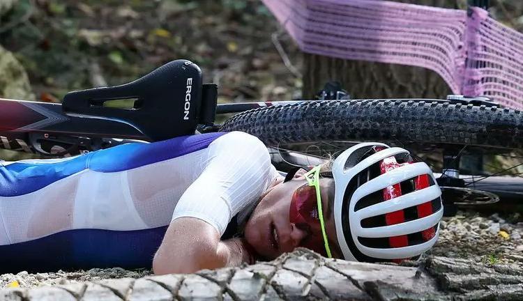 Imagen de El video del drama en París 2024: una ciclista quedó inconsciente en plena competencia