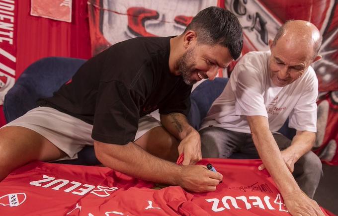 Imagen de El Kun Agüero volverá a ponerse la camiseta de Independiente