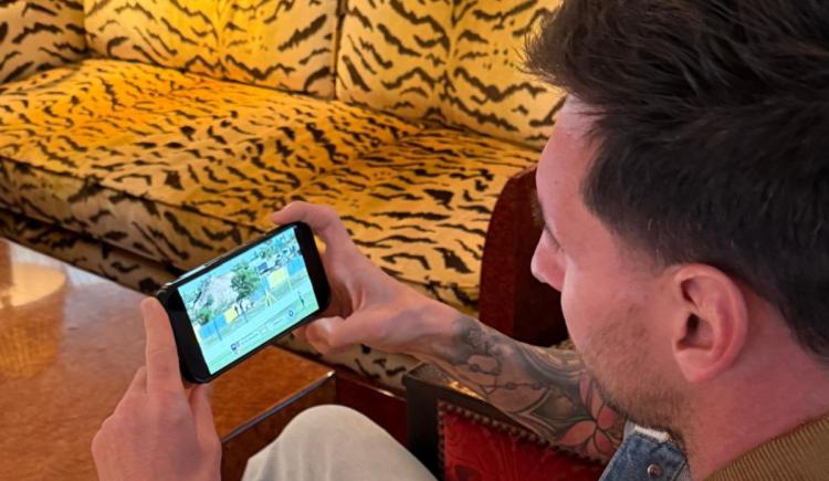 Imagen de Messi siguió a la distancia el debut de Leones FC en la Primera C