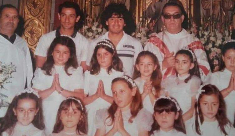 Imagen de DIEGO MARADONA, UNA PRESENCIA INESPERADA EN UNA COMUNIÓN EN ESPAÑA