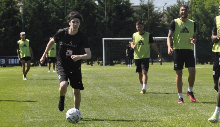 Imagen de Malevo 2.0: el famoso youtuber que se entrenó con el plantel de Riestra