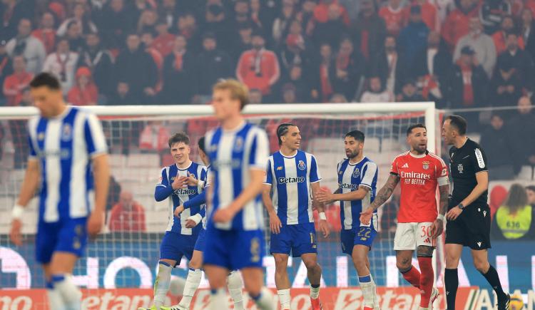 Imagen de Viral: Nicolás Otamendi quedó desparramado en un gol de Porto ante Benfica