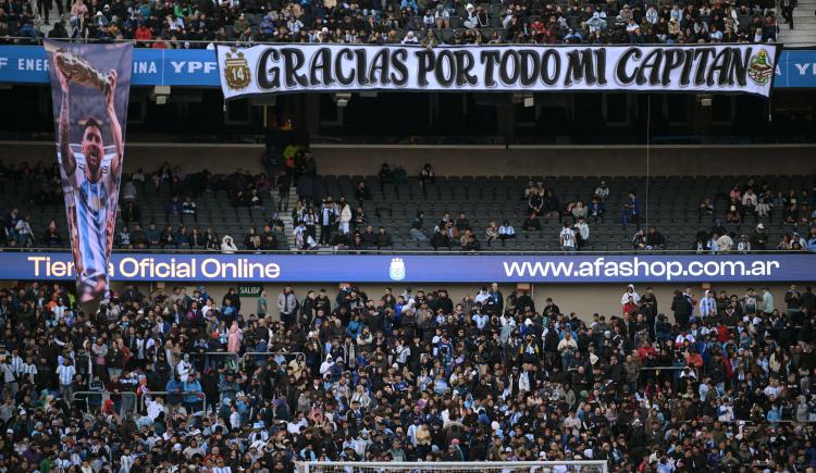 Imagen de Locura por Messi en el Monumental: tatuajes, banderas y agradecimientos para el Diez