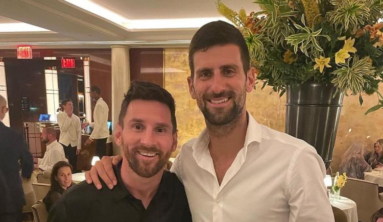Imagen de Novak Djokovic, a los pies de Lionel Messi