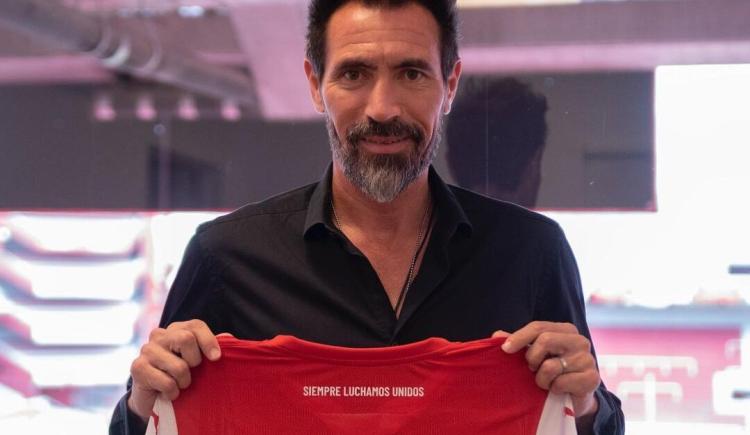 Imagen de EDUARDO DOMINGUEZ: “SABEMOS LO QUE SIGNIFICA VESTIR ESTA CAMISETA"
